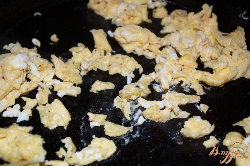 Фото приготовление рецепта: Салат с беконом, салатными листьями и яйцом шаг №4