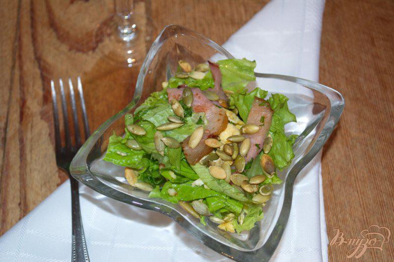 Фото приготовление рецепта: Салат с беконом, салатными листьями и яйцом шаг №10