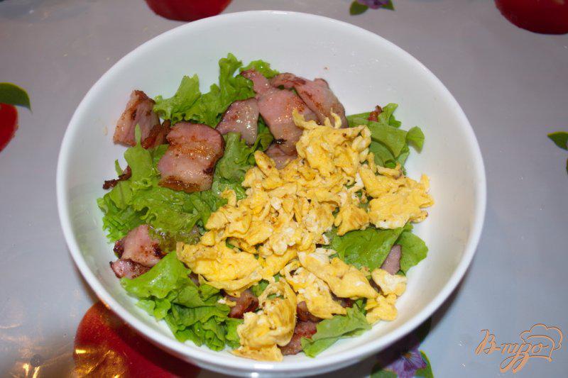Фото приготовление рецепта: Салат с беконом, салатными листьями и яйцом шаг №7