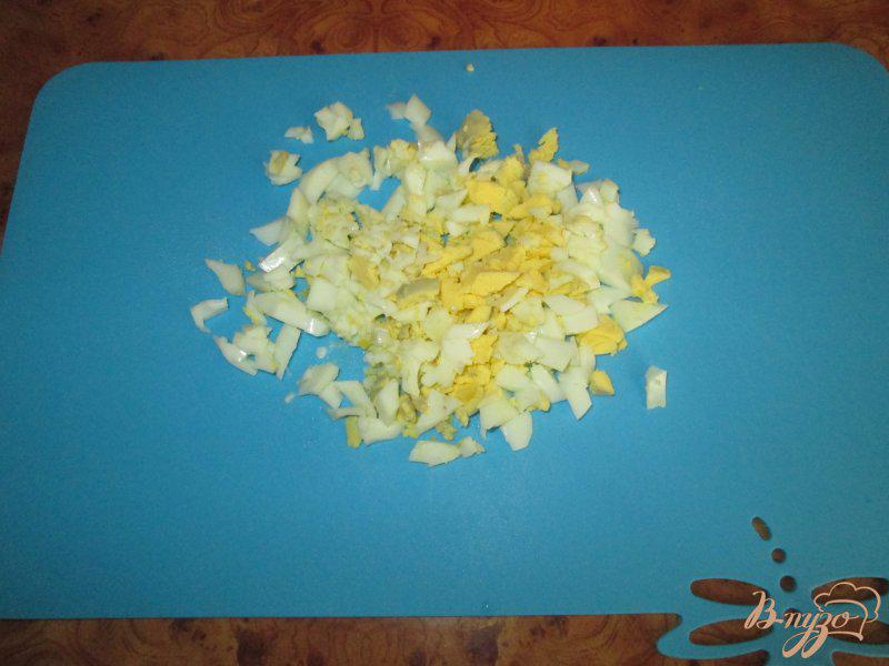Фото приготовление рецепта: Салат с грибами, курицей и яйцом шаг №1