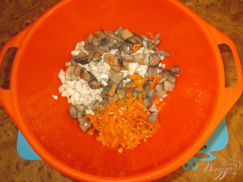 Фото приготовление рецепта: Салат с грибами, курицей и яйцом шаг №4