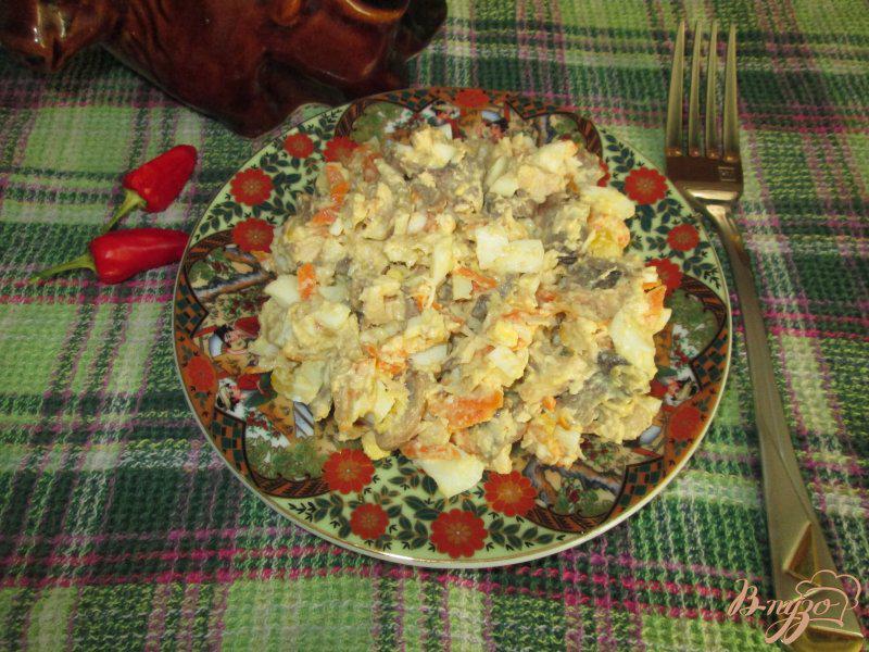 Фото приготовление рецепта: Салат с грибами, курицей и яйцом шаг №6