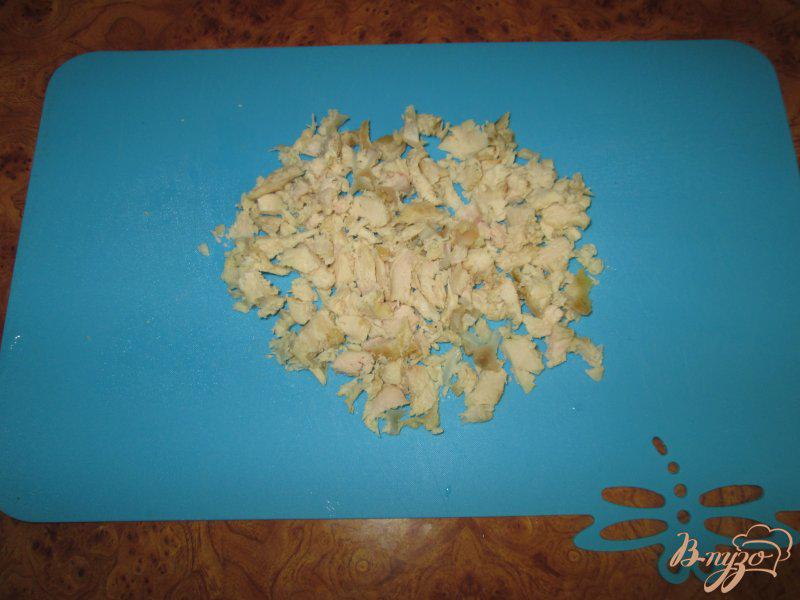 Фото приготовление рецепта: Салат с грибами, курицей и яйцом шаг №2