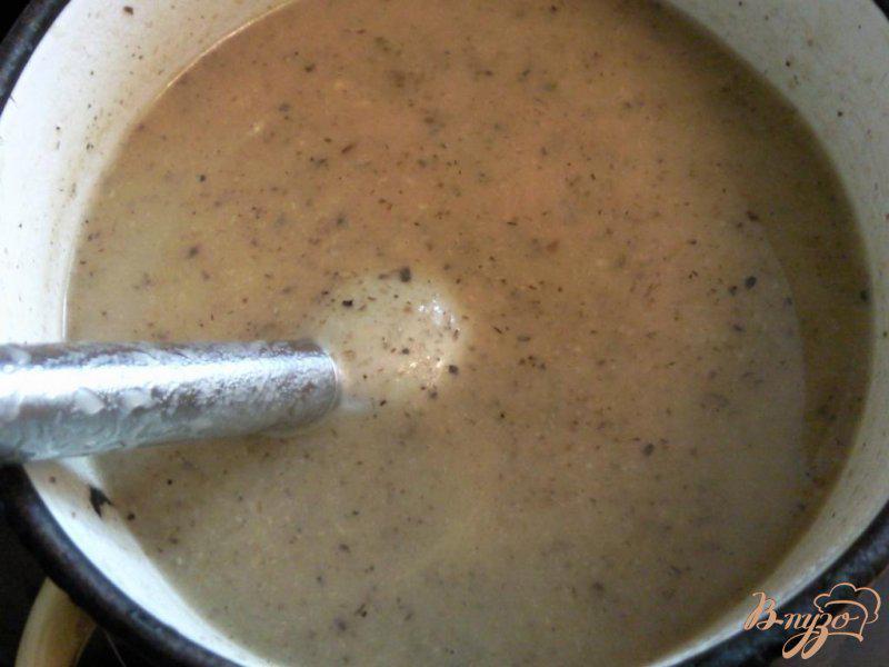 Фото приготовление рецепта: Суп-пюре с сельдереем и шампиньонами шаг №5