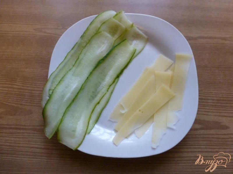 Фото приготовление рецепта: Закуска из огурцов и сыра шаг №2