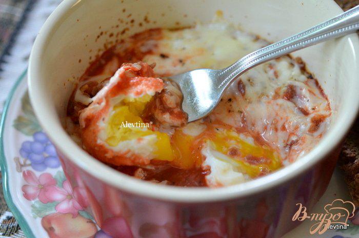 Фото приготовление рецепта: Запеченный яйца в остром томатном соусе шаг №3