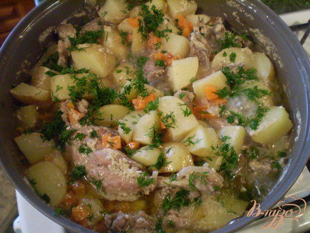 Фото приготовление рецепта: Утка с молодым картофелем и укропом шаг №7