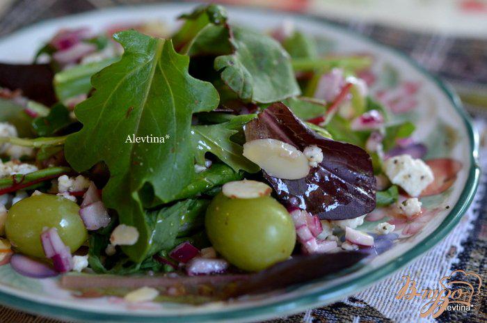 Фото приготовление рецепта: Салат с виноградом и миндалем шаг №3