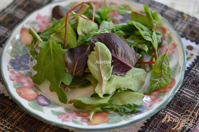 Фото приготовление рецепта: Салат с виноградом и миндалем шаг №2