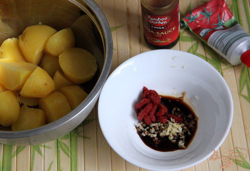 Фото приготовление рецепта: Томатный картофель шаг №2