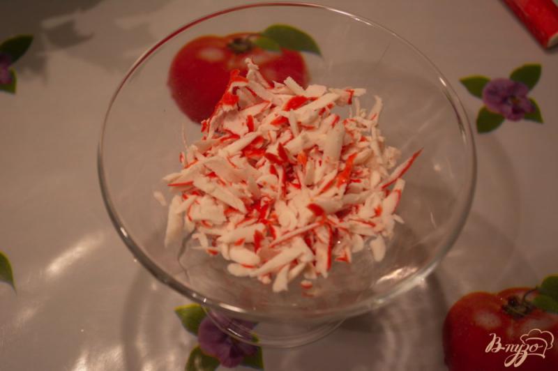 Фото приготовление рецепта: Слоеный салат с крабовыми палочками шаг №4