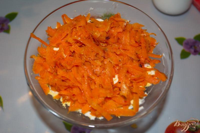 Фото приготовление рецепта: Слоеный салат с крабовыми палочками шаг №6
