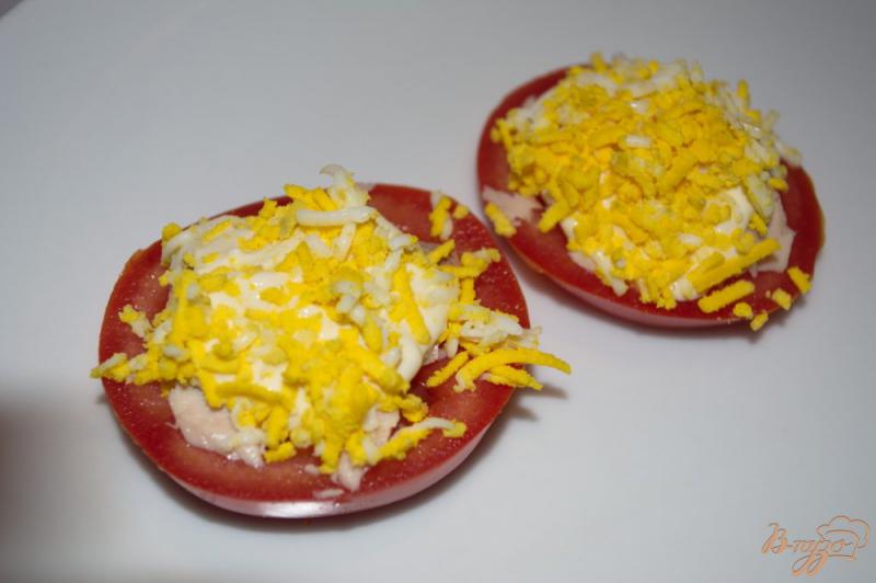 Фото приготовление рецепта: Закусочные помидоры с тунцом под шубой шаг №3