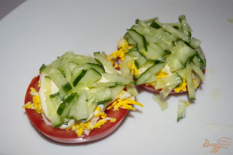 Фото приготовление рецепта: Закусочные помидоры с тунцом под шубой шаг №4