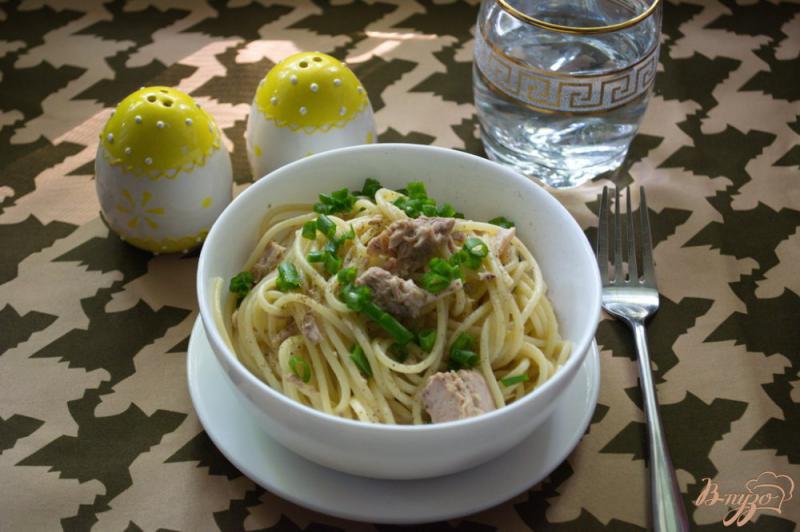 Фото приготовление рецепта: Спагетти с тунцом и зеленым луком шаг №4
