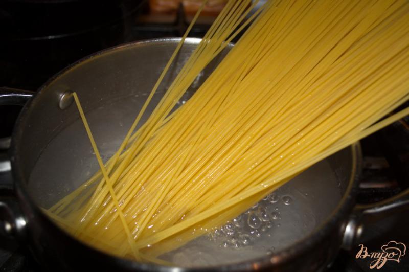 Фото приготовление рецепта: Спагетти с тунцом и зеленым луком шаг №1