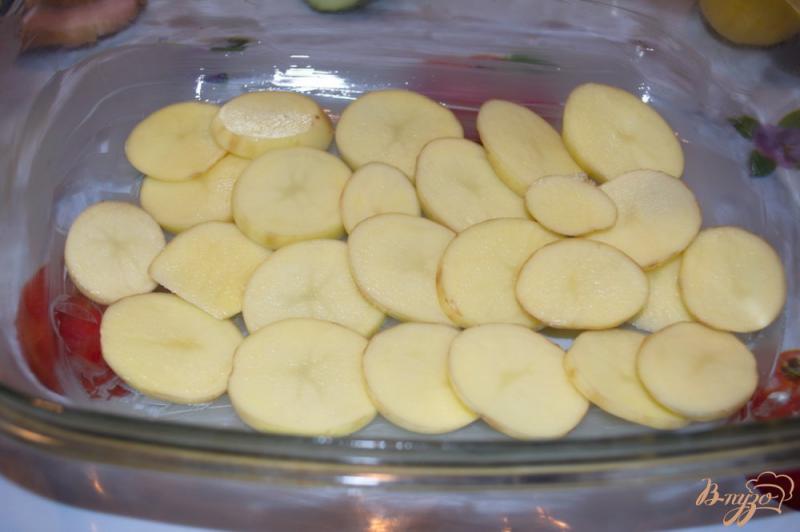 Фото приготовление рецепта: Молодой картофель с беконом и луком шаг №4