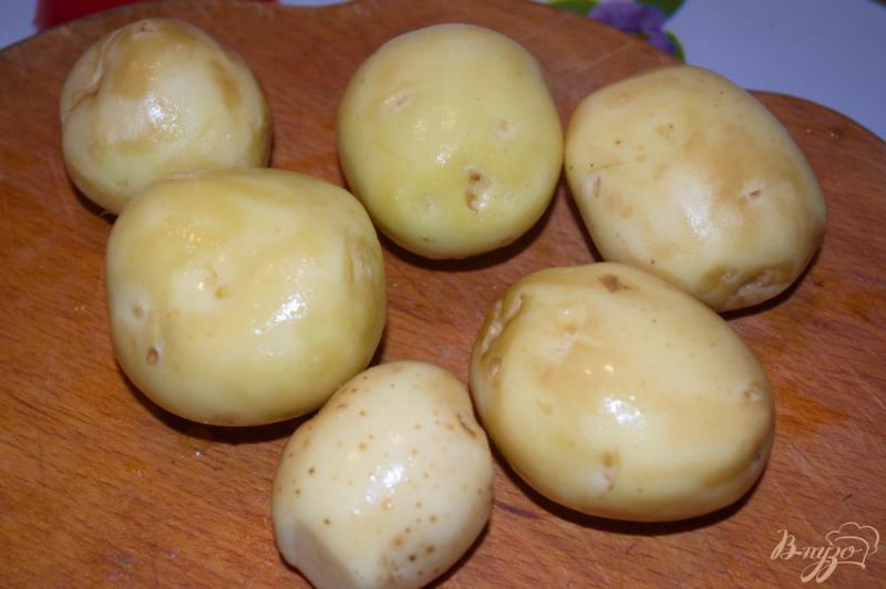 Фото приготовление рецепта: Молодой картофель с беконом и луком шаг №2