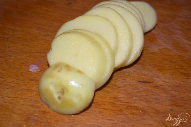 Фото приготовление рецепта: Молодой картофель с беконом и луком шаг №3