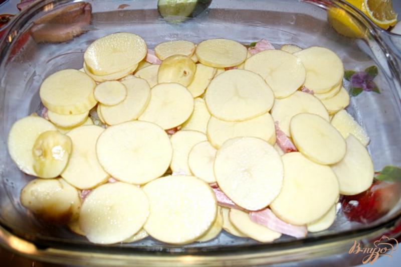 Фото приготовление рецепта: Молодой картофель с беконом и луком шаг №6