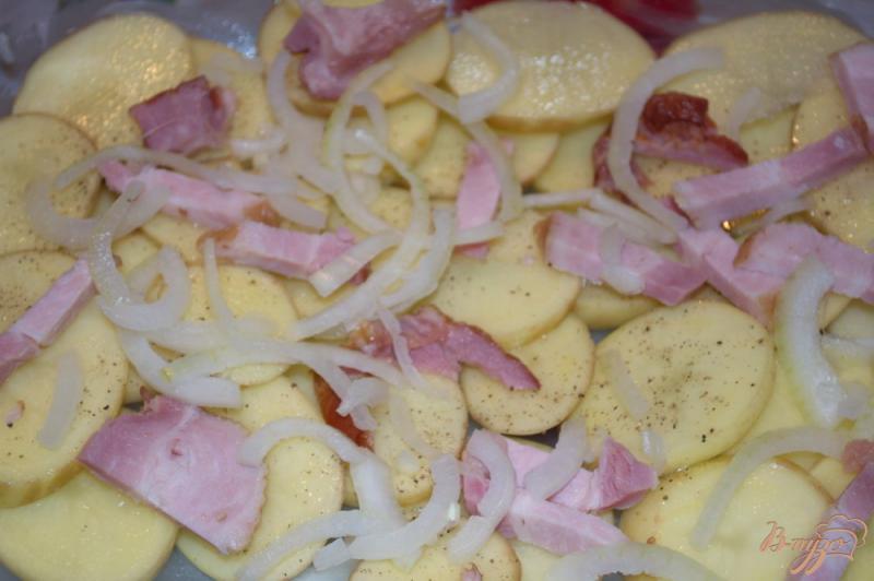 Фото приготовление рецепта: Молодой картофель с беконом и луком шаг №5