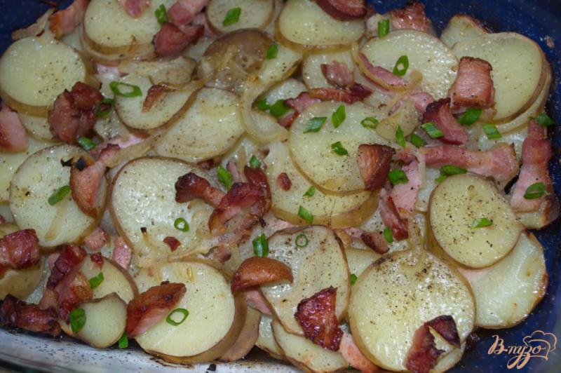 Фото приготовление рецепта: Молодой картофель с беконом и луком шаг №8