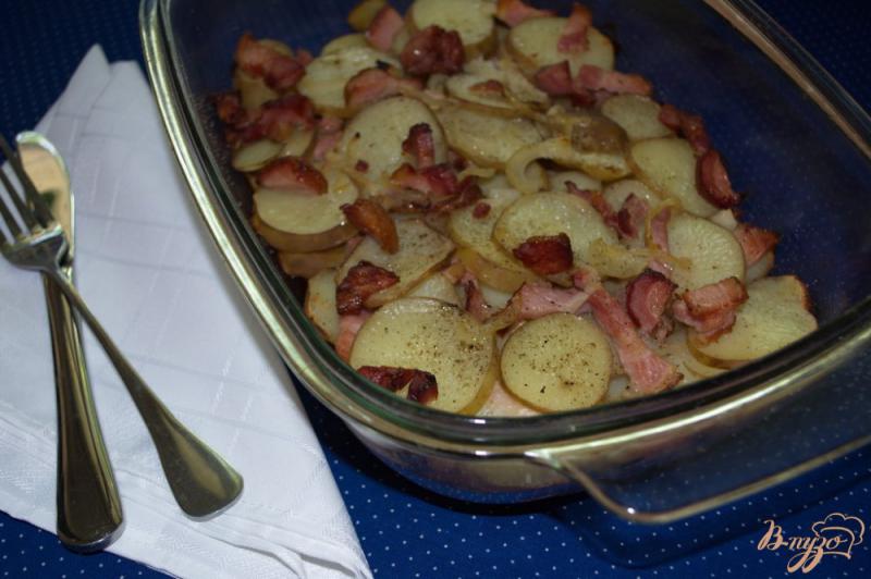 Фото приготовление рецепта: Молодой картофель с беконом и луком шаг №7