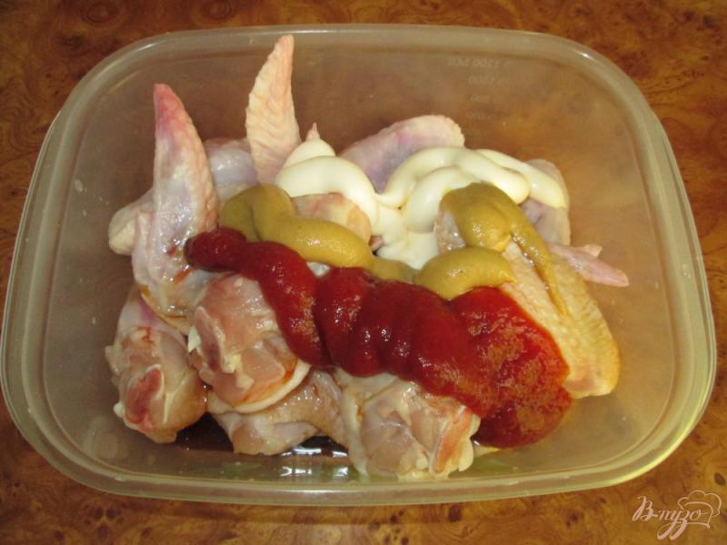 Фото приготовление рецепта: Куриные крылышки запеченные в соусе шаг №2