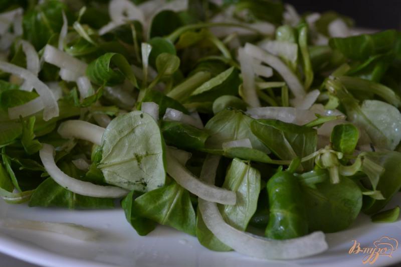 Фото приготовление рецепта: Салат со свеклой, маринованным луком и арахисом шаг №2