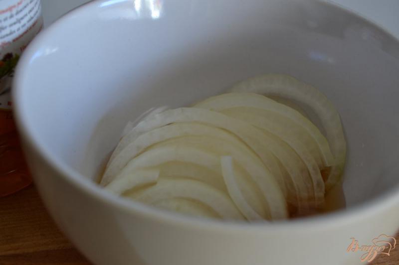 Фото приготовление рецепта: Салат со свеклой, маринованным луком и арахисом шаг №1