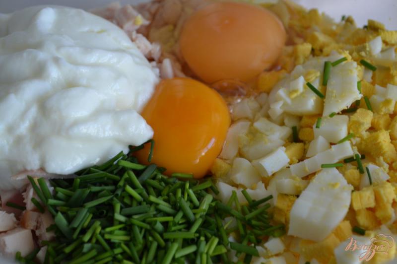 Фото приготовление рецепта: Оладьи с копченой курятиной и яйцом шаг №3