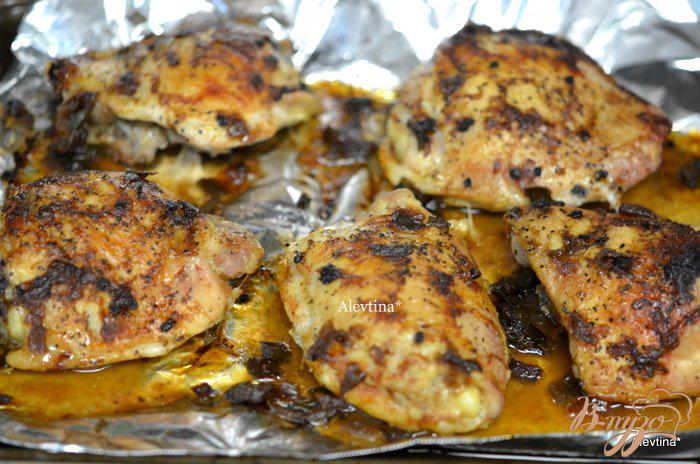 Фото приготовление рецепта: Куриные бедрышки с чили соусом и медом шаг №3