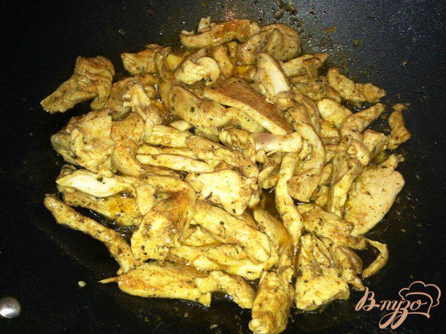 Фото приготовление рецепта: Куриное филе в кисло-сладком соусе с овощами шаг №2
