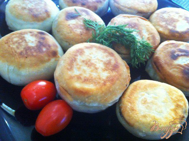 Фото приготовление рецепта: Пирожки с фетой, помидорами и шпинатом шаг №16