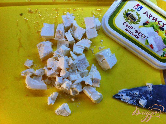Фото приготовление рецепта: Салатный MIX с сыром фета и оливками шаг №6