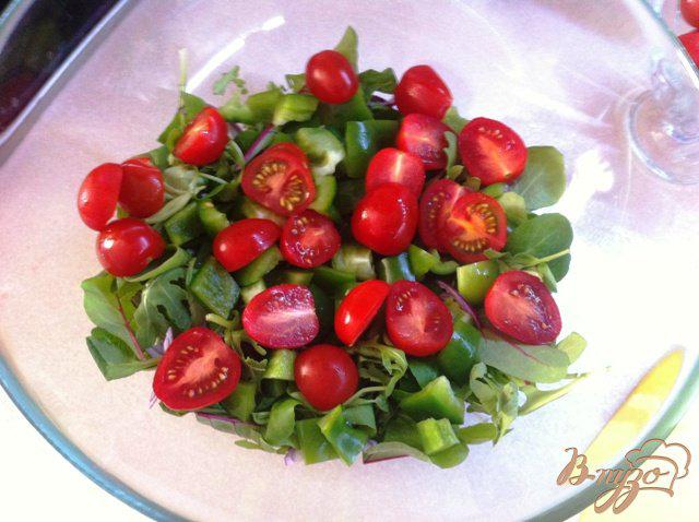 Фото приготовление рецепта: Салатный MIX с сыром фета и оливками шаг №5