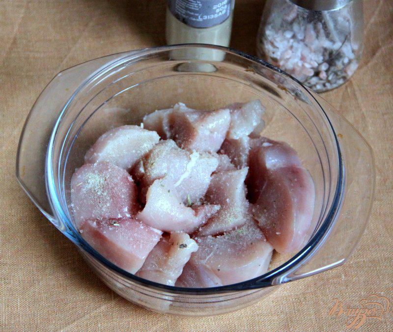 Фото приготовление рецепта: Куриные грудки в кефире, запечённые в СВЧ шаг №1