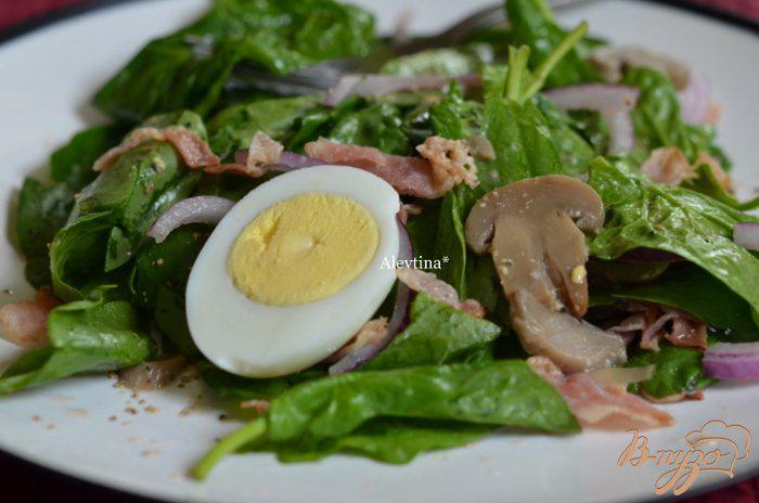 Фото приготовление рецепта: Шпинатный салат с яйцом, беконом и грибами шаг №6
