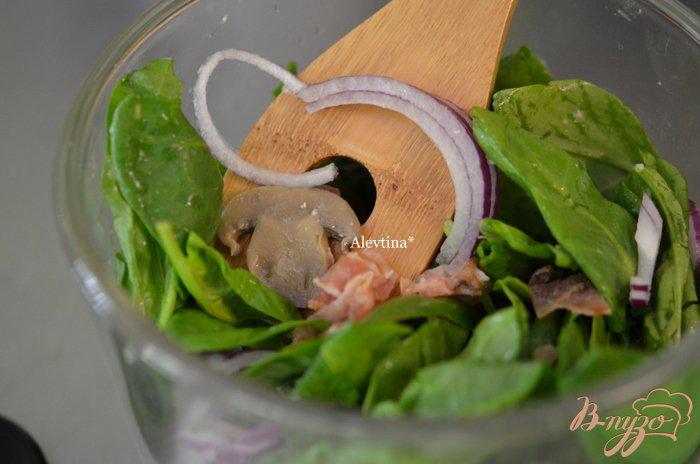 Фото приготовление рецепта: Шпинатный салат с яйцом, беконом и грибами шаг №4