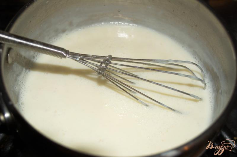 Фото приготовление рецепта: Пудинг из белого шоколада с клубникой и ромом шаг №3