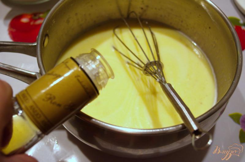 Фото приготовление рецепта: Пудинг из белого шоколада с клубникой и ромом шаг №2