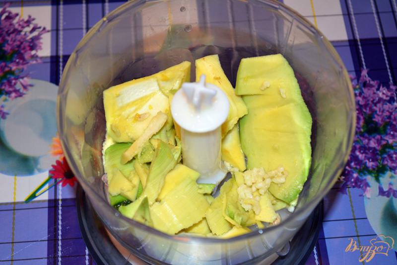 Фото приготовление рецепта: Минизакуска на багете с гуакомоле шаг №3