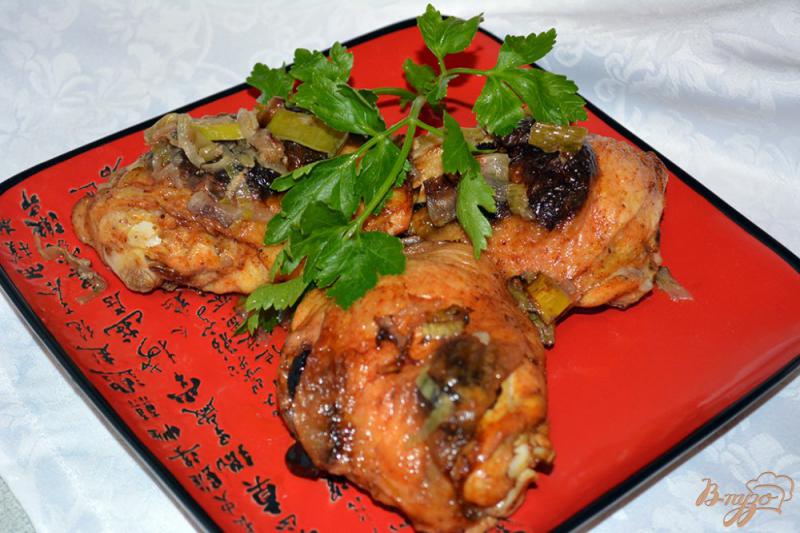 Фото приготовление рецепта: Куриные бедра с черносливом шаг №6