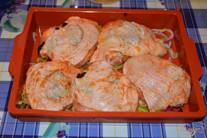 Фото приготовление рецепта: Куриные бедра с черносливом шаг №5