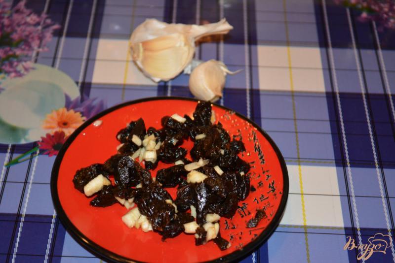 Фото приготовление рецепта: Куриные бедра с черносливом шаг №3