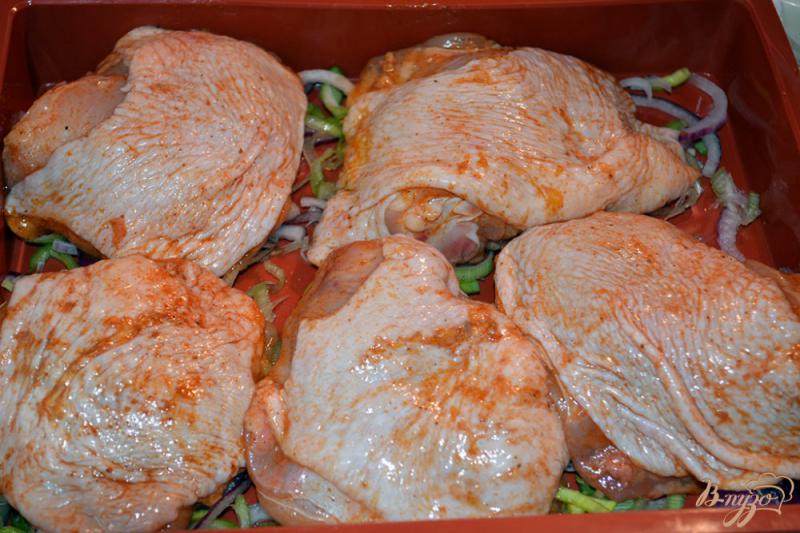 Фото приготовление рецепта: Куриные бедра с черносливом шаг №4