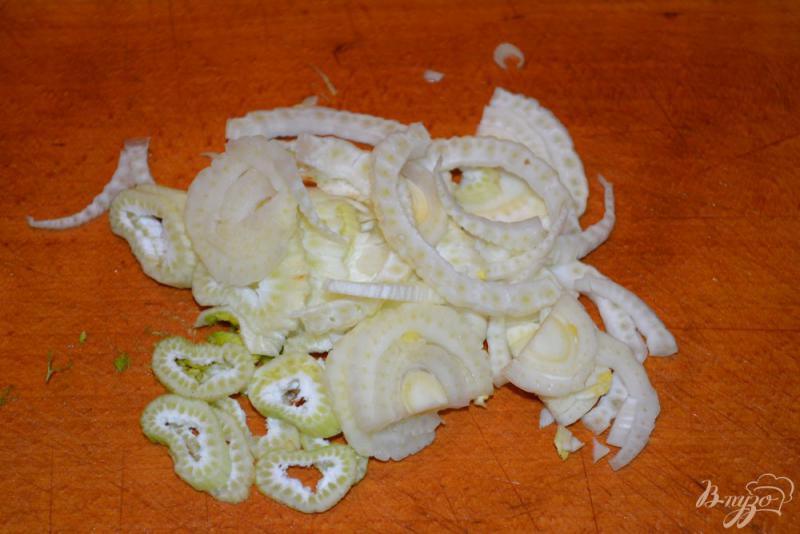 Фото приготовление рецепта: Нежный салат с апельсином и фенхелем шаг №2