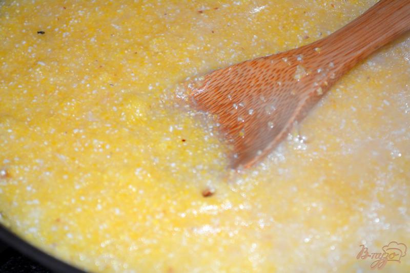 Фото приготовление рецепта: Кукурузная каша с травами и сырами шаг №3