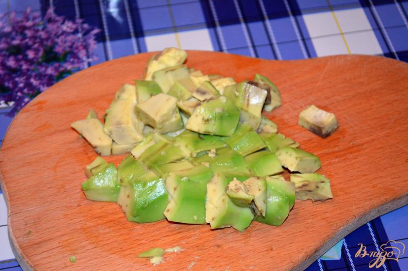 Фото приготовление рецепта: Овощной салат с авокадо, помидором и сыром шаг №1