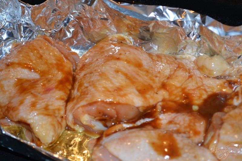 Фото приготовление рецепта: Курица в соусе Терияки с рисом и изюмом шаг №4